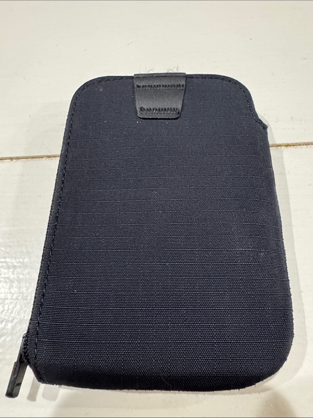 Black Men's Zip Pouch Wallet - Sleek Everyday Organizer